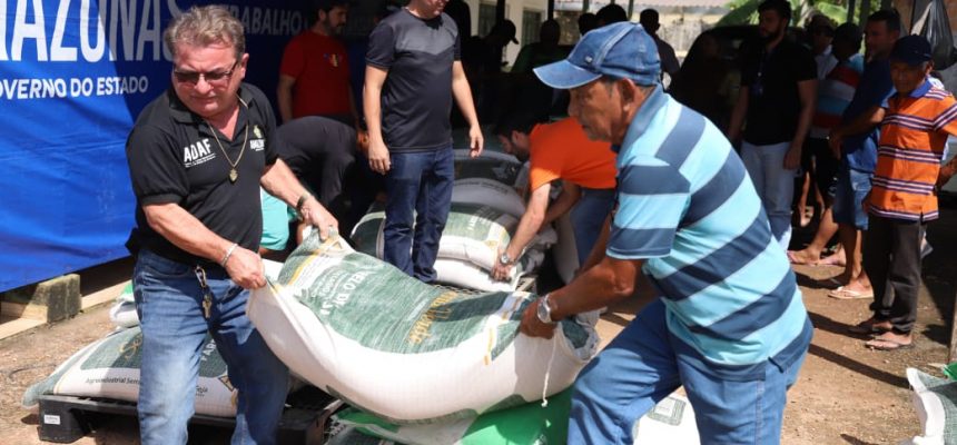 Em Careiro Castanho (a 88 quilômetros de Manaus), o Governo do Amazonas, por meio da Secretaria de Estado de Produção Rural (Sepror), beneficiou, nesta terça-feira (28), 50 pequenos pecuaristas, com entregas de ração para bovídeos (bovinos e bubalinos).