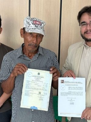 No município de Careiro Castanho (a 112 quilômetros de Manaus), a atuação de Defensoria Pública do Estado do Amazonas (DPE-AM) garantiu a um idoso o seu primeiro documento civil aos 68 anos idade. Nesta quinta-feira (13), ao receber sua Certidão de Nascimento, Lúcio Ondia disse, emocionado: “Agora eu sou alguém”.