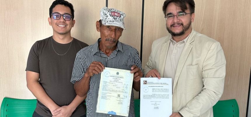 No município de Careiro Castanho (a 112 quilômetros de Manaus), a atuação de Defensoria Pública do Estado do Amazonas (DPE-AM) garantiu a um idoso o seu primeiro documento civil aos 68 anos idade. Nesta quinta-feira (13), ao receber sua Certidão de Nascimento, Lúcio Ondia disse, emocionado: “Agora eu sou alguém”.