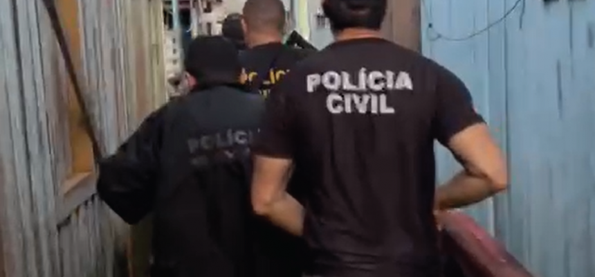 Policiais civis da 34ª e 35ª Delegacias Interativas de Polícia (DIPs) de Careiro e Careiro da Várzea (a 88 e 25 quilômetros de Manaus, respectivamente), com o apoio do Departamento de Polícia do Interior (DPI), da Delegacia Fluvial (Deflu), deflagraram, na quarta-feira (02/04), a Operação Atalaias. A ação resultou na prisão de dois homens, de 36 e 56 anos, por violência doméstica e armazenamento de conteúdo pornográfico infantil e estupro de vulnerável.