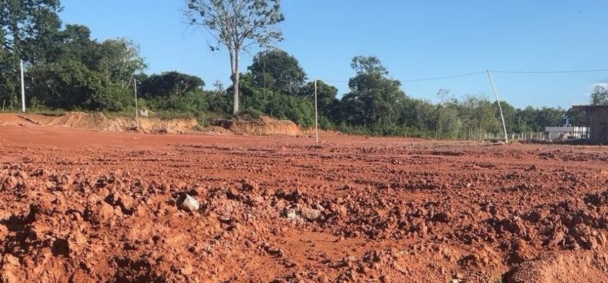Quatro empreendimentos foram autuados por crimes ambientais no município de Careiro (a 88 km da capital), na Região Metropolitana de Manaus, durante uma ação de fiscalização conduzida pelo Instituto de Proteção Ambiental do Amazonas (Ipaam). A operação identificou extração ilegal de saibro (argila) e intervenções irregulares em Área de Preservação Permanente (APP), resultando em R$ 803 mil em multas e no embargo de três áreas que somam 3.520 hectares.