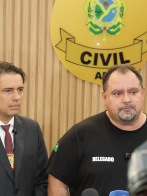 A Polícia Civil do Amazonas (PC-AM), por meio da 34ª Delegacia Interativa de Polícia (DIP) de Careiro (a 88 quilômetros da capital), apresentou, nesta quarta-feira (30), a prisão em flagrante de Eden Paulo Oliveira Doci, de 44 anos, pelo homicídio qualificado de Mailson Lima Freire, de 51 anos. O crime aconteceu na comunidade Anveres, zona rural do município.