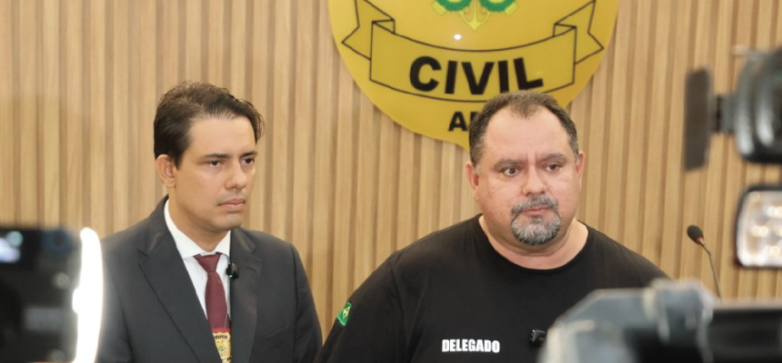 A Polícia Civil do Amazonas (PC-AM), por meio da 34ª Delegacia Interativa de Polícia (DIP) de Careiro (a 88 quilômetros da capital), apresentou, nesta quarta-feira (30), a prisão em flagrante de Eden Paulo Oliveira Doci, de 44 anos, pelo homicídio qualificado de Mailson Lima Freire, de 51 anos. O crime aconteceu na comunidade Anveres, zona rural do município.