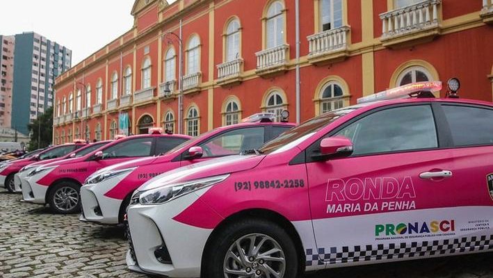 A Polícia Militar do Amazonas (PMAM), por meio do 1º Pelotão de Polícia Militar (PEL), prendeu um homem de 32 anos denunciado pela própria mãe, uma mulher de 58 anos, após ameaças a ela e ao seu companheiro, na noite de terça-feira (22/07), na comunidade do Araçá, localizada no município de Careiro Castanho ( a 102 quilômetros de Manaus. A equipe da PMAM realizava deslocamento entre os municípios de Careiro da Várzea e Careiro Castanho, quando foi informada sobre uma possível ocorrência envolvendo violência doméstica, no km 53 da BR-319, na comunidade do Araçá. De acordo com a vítima, o filho, que seria usuário de drogas, apresentava comportamento agressivo, gritava constantemente e chegou a ameaçá-la dentro da residência. Por temer que ele pudesse agredir seu companheiro, a mulher acionou a Polícia Militar. Os policiais militares foram até o endereço informado e encontraram o suspeito ainda dentro da casa da vítima. Após uma breve conversa e constatação dos relatos, o homem foi preso e conduzido à 34ª Delegacia Interativa de Polícia (DIP). Denúncia A Polícia Militar do Amazonas orienta a população que informe imediatamente ao tomar conhecimento de qualquer ação criminosa, por meio do disque denúncia 190. A identidade do denunciante será mantida em sigilo. FOTO: Divulgação/PMAM Contatos para imprensa: Diretoria de Comunicação Social da Polícia Militar do Amazonas – (92) 98842-1841.